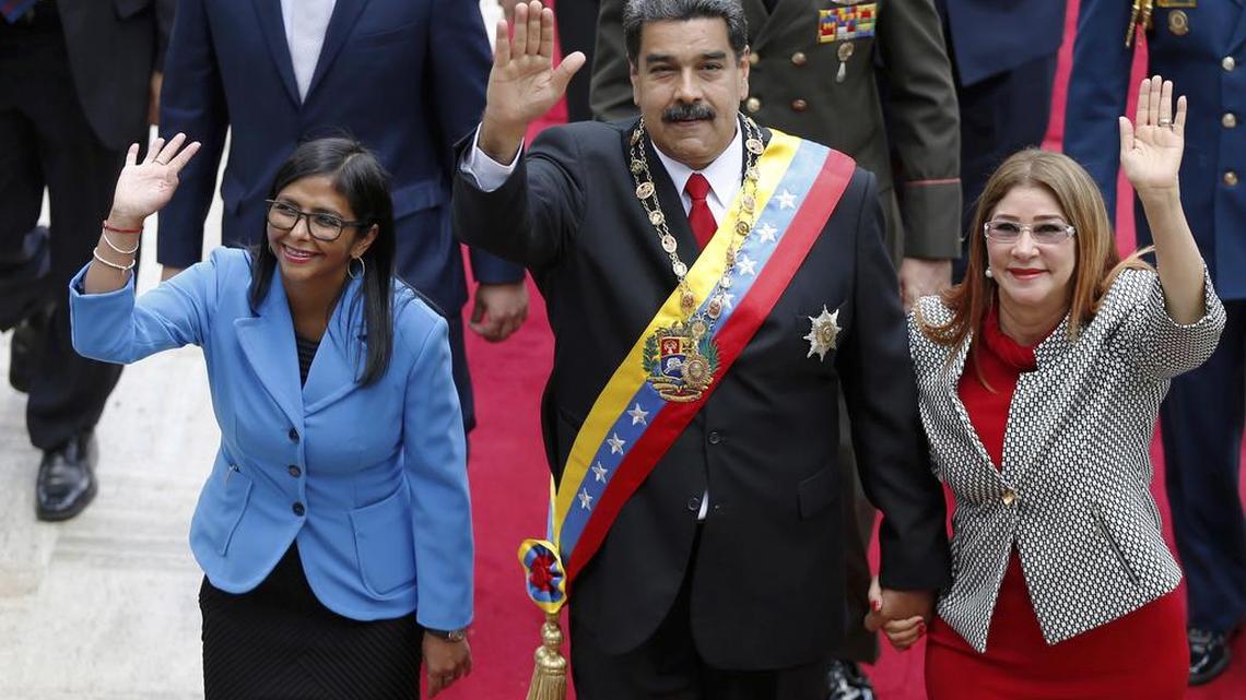 El presidente de Venezuela, Nicolás Maduro, junto a Delcy Rodriguez, (izquierda) y la primeda dama Cilia Flores en una foto del 24 de mayo del 2018. Maduro nombró a Rodríguez vicepresidenta el jueves 14 de junio, entre otros cambios en su gabinete.