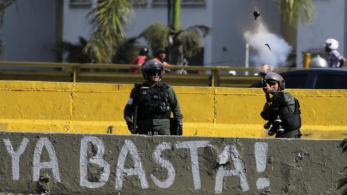 Agentes de las fuerzas de seguridad disparan gases contra una manifestación de protesta en Caracas el 6 de julio del 2017.