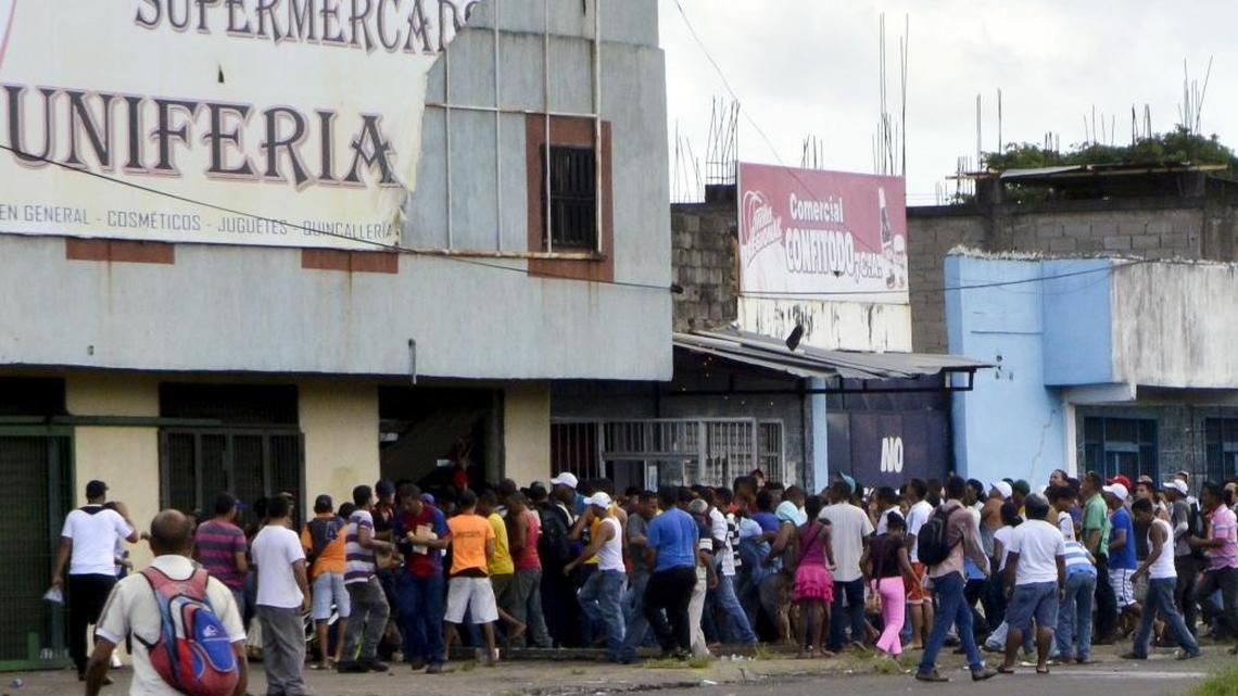 Imagen de archivo de un saqueo a un supermercado en el estado de Bolívar, Venezuela, el 31 de julio del 2015.