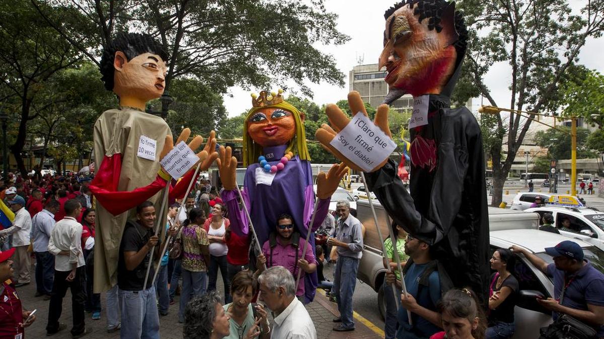 Un grupo de personas adeptas al Gobierno participa en una manifestación en las inmediaciones de la sede de la Fiscalía el 17 de junio de 2016, en la ciudad de Caracas (Venezuela).