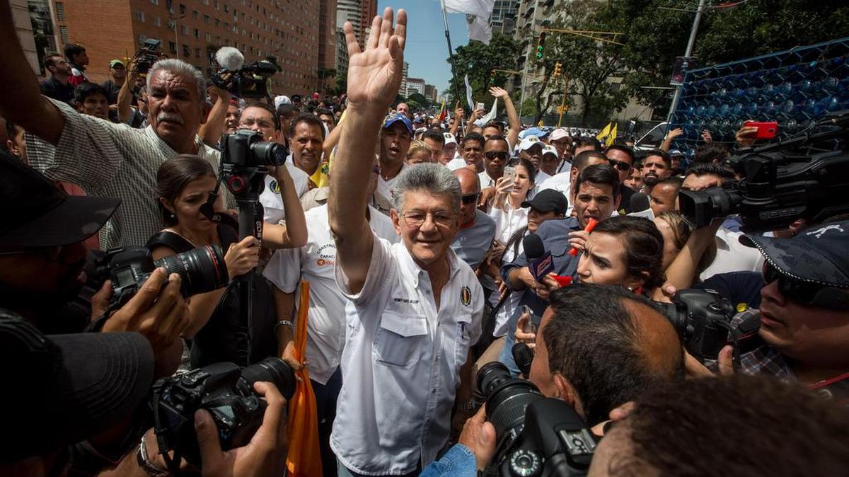 El diputado opositor y expresidente de la Asamblea Nacional venezolana (AN, Parlamento), Henry Ramos Allup (c), participa en una manifestación este lunes en Caracas, Venezuela.