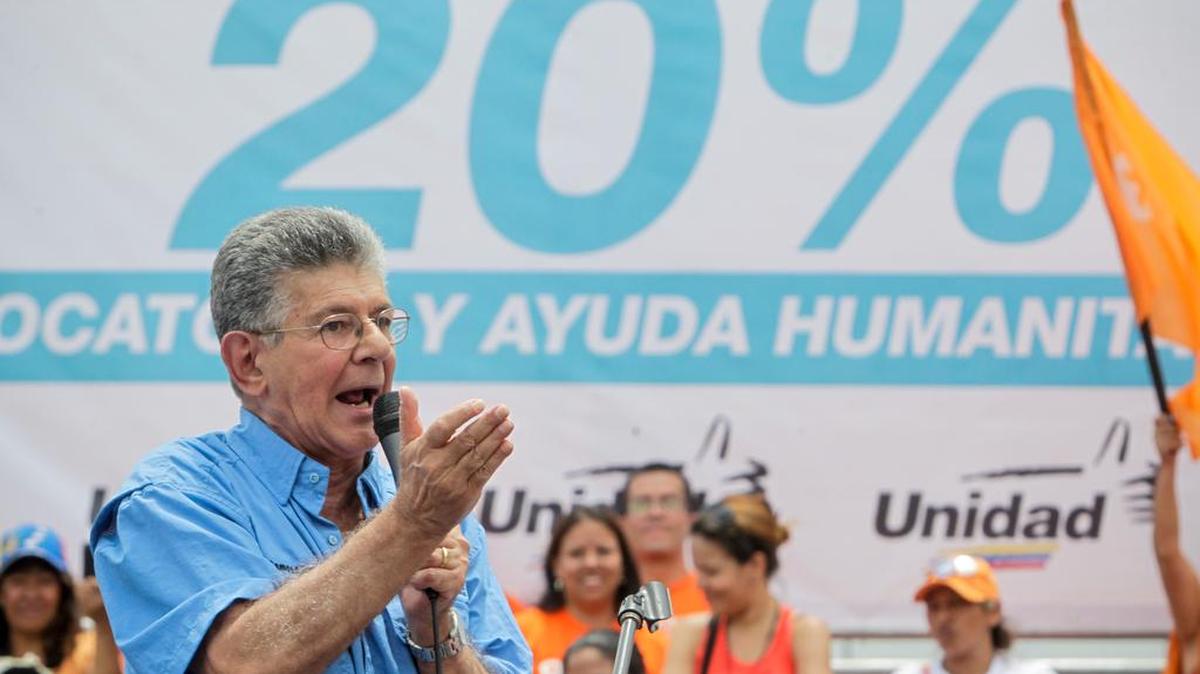 El presidente de la Asamblea Nacional de Venezuela, Henry Ramos Allup, pronuncia un discurso en una manifestación hoy, sábado 9 de julio de 2016, en Caracas (Venezuela). El presidente de la Asamblea Nacional venezolana, el opositor Henry Ramos Allup, aseguró hoy que la alianza que representa está dispuesta a dialogar con "quien sea" para salvar a su país siempre que se respeten las condiciones que fueron presentadas el jueves.