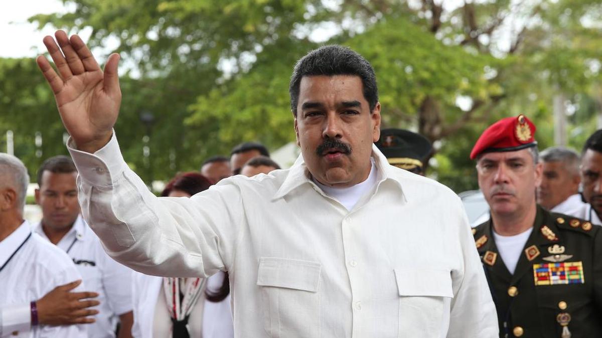 El presidente venezolano, Nicolás Maduro, saluda en el Centro de Convenciones Barceló, donde se celebra la V Cumbre de jefes de Estado y de Gobierno de la Comunidad de Estados Latinoamericanos y Caribeños (Celac) el 25 de enero de 2017, en Bávaro (República Dominicana).