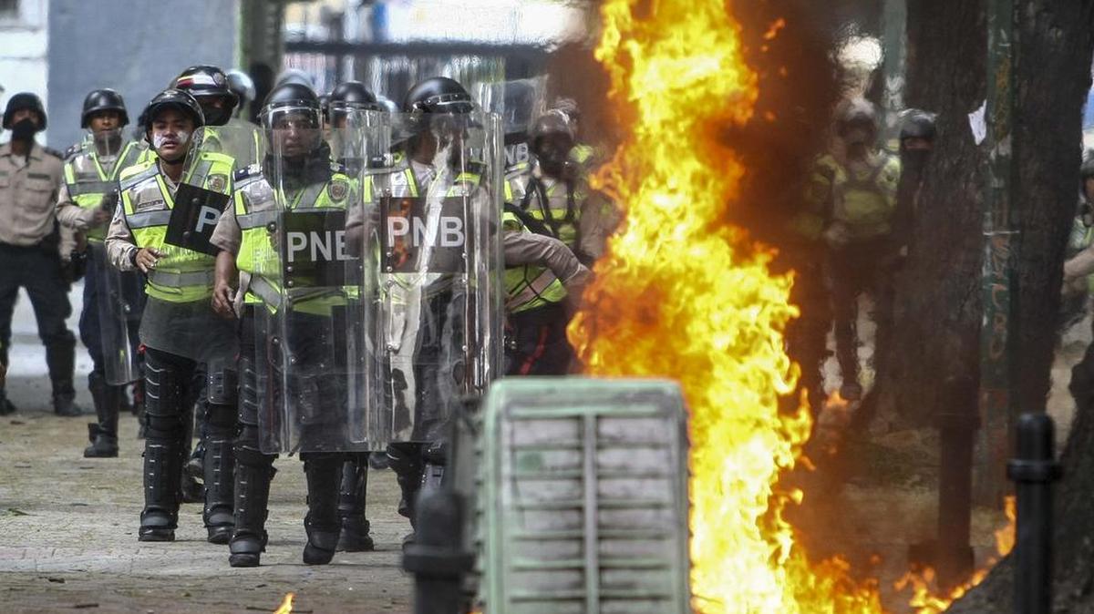 Agentes de la Policía Nacional Bolivariana (PNB) bloquean el paso de una marcha opositora el jueves 20 de abril de 2017, en Caracas (Venezuela).
