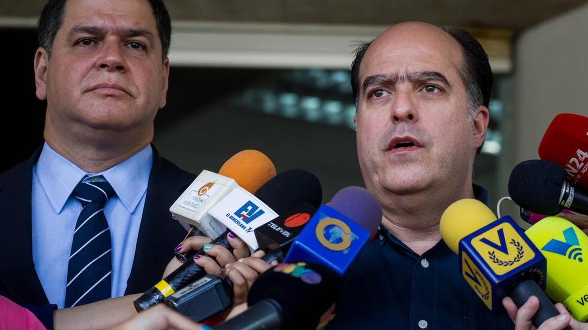 El presidente de la Asamblea Nacional de Venezuela, Julio Borges (d), acompañado del diputado Luis Florido (i), atiende a periodistas el viernes 24 de noviembre 2017, en Caracas (Venezuela).