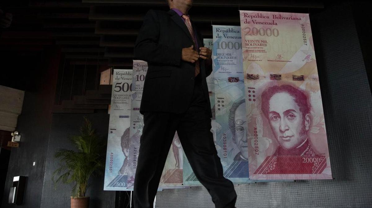 Un hombre asiste al foro "El Petro y la Ola Tecnológica Blockchain" el viernes 22 de diciembre del 2017, en la sede del Banco Central de Venezuela (BCV), en la ciudad de Caracas (Venezuela).