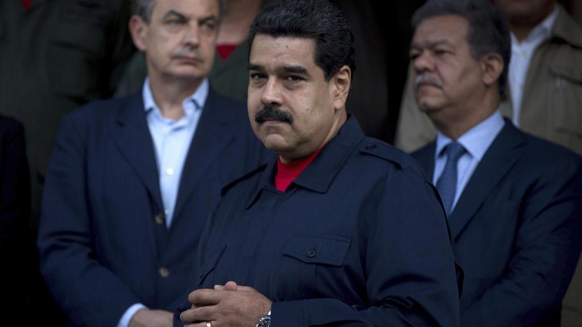 En esta foto de archivo del 21 de julio de 2016, el presidente de Venezuela, Nicolás Maduro, se encuentra con el ex primer ministro de España, José Luis Rodríguez Zapatero, a la izquierda, y el ex presidente de la República Dominicana, Leonel Fernández, durante una sesión fotográfica tras una reunión en el palacio presidencial de Miraflores en Caracas.