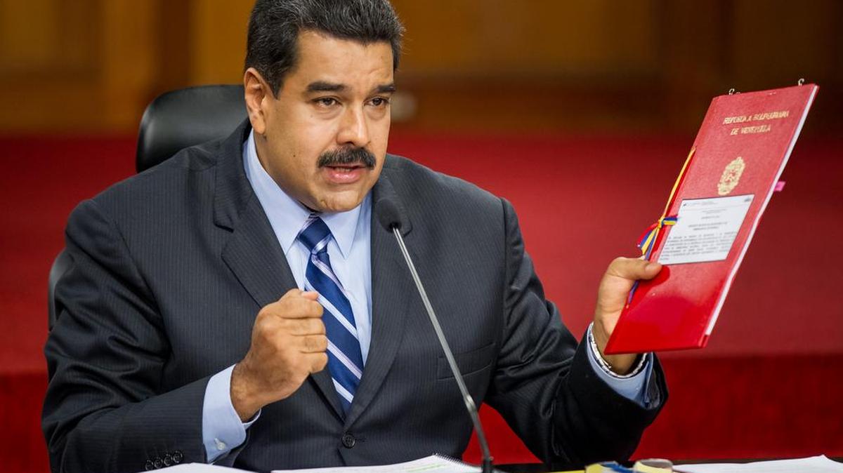 El presidente de Venezuela Nicolas Maduro habla durante una rueda de prensa el martes 17 de mayo del 2016, en el Palacio de Miraflores en la ciudad de Caracas (Venezuela).