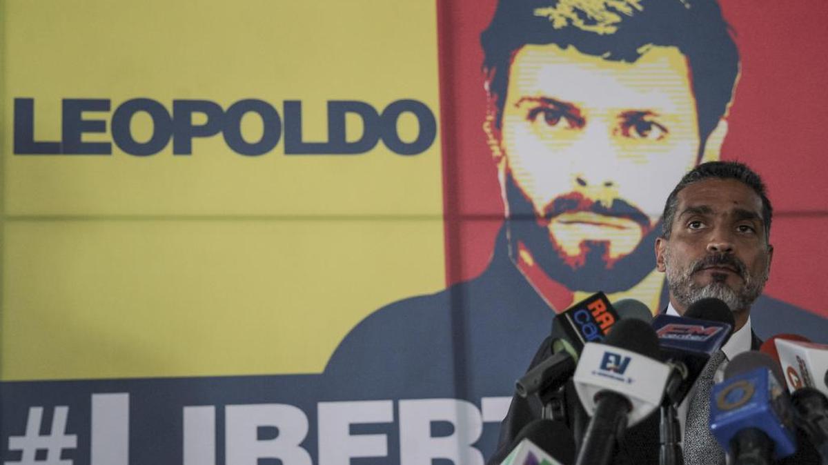 El abogado de Leopoldo López, Juan Carlos Gutiérrez, ofrece detalles sobre el arresto domiciliario del líder opositor venezolano hoy, jueves 10 de agosto de 2017, en Caracas (Venezuela).