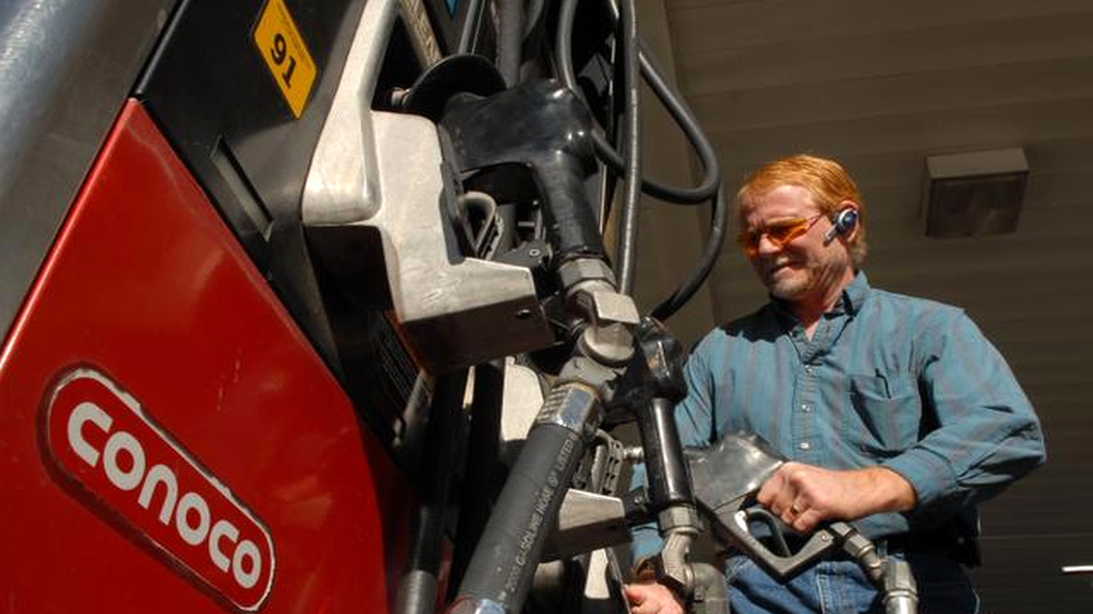 
Un cliente se dispone a poner gasolina en una estación de Conoco en Englewood, Colorado, en esta foto de archivo del 2006. La petrolera ConocoPhillips está buscando evitar que Venezuela pueda repatriar los recursos de una eventual venta de Citgo.
