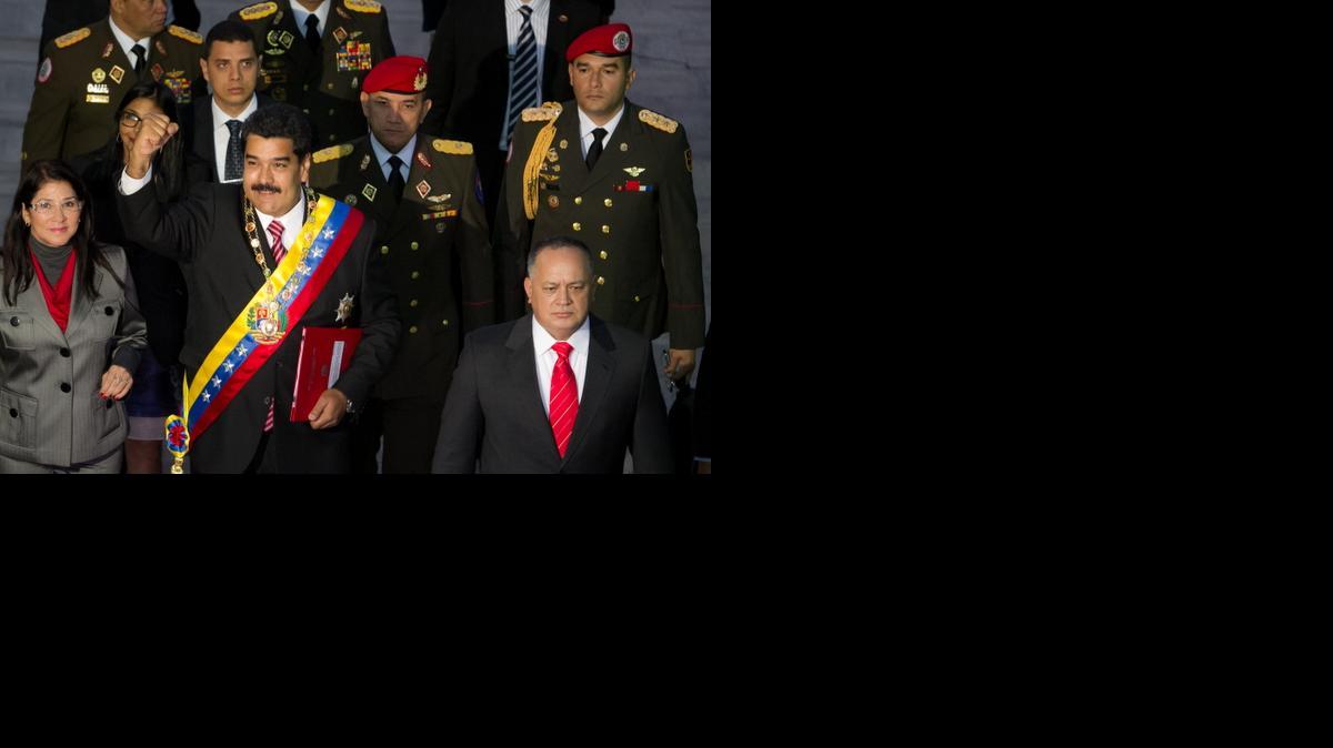 
 El presidente venezolano, Nicolás Maduro, acompañado de su esposa Cilia Flores (i) y del presidente de la Asamblea Nacional, Diosdado Cabello (d), llega el martes 10 de marzo de 2015, para ofrecer un discurso ante la Asamblea Nacional (AN, Parlamento), en Caracas (Venezuela).
 