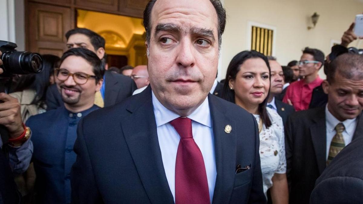 El diputado opositor Julio Borges (c) se retira de la sesión de la Asamblea Nacional el jueves 5 de enero de 2017, en la ciudad de Caracas (Venezuela).
