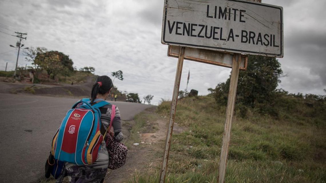 Una migrante venezolana camina a lo largo de una carretera hacia Pacaraima, estado de Roraima, Brasil, el 15 de febrero de 2018.