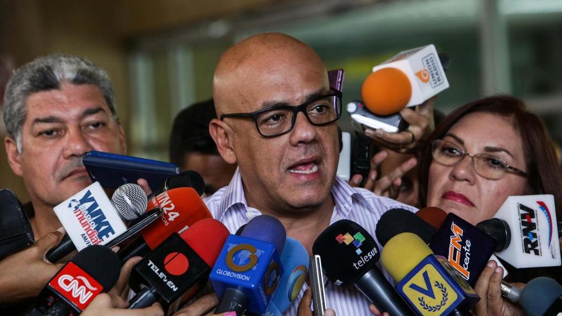 El alcalde de Caracas y miembro de la dirección del gobernante Partido Socialista Unido de Venezuela (PSUV) Jorge Rodríguez (c) habla con los medios, en la sede del Consejo Nacional Electoral (CNE) el viernes 21 de octubre de 2016, en Caracas (Venezuela).