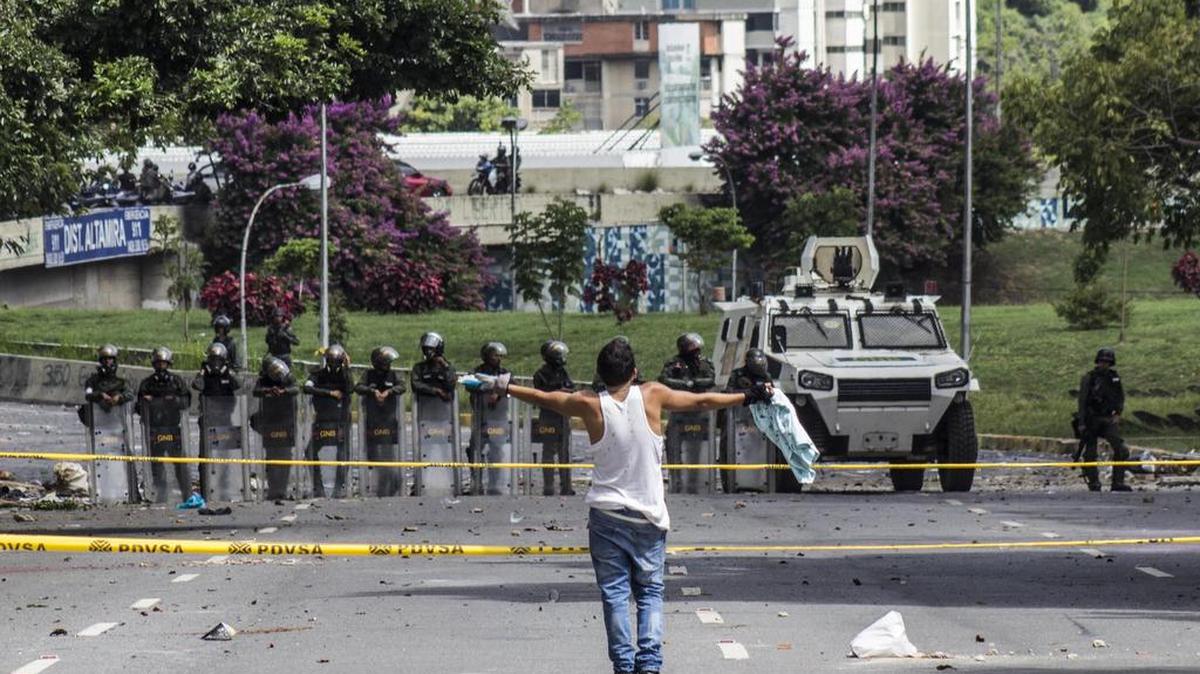Manifestantes opositores se enfrentan a la Guardia Nacional Bolivariana (GNB) el jueves 20 de julio de 2017, en Caracas (Venezuela).