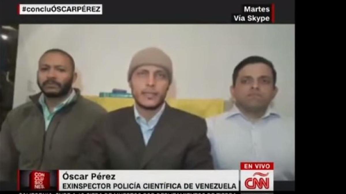 El policía Óscar Pérez (centro) en su entrevista con CNN en Español vía Skype.
