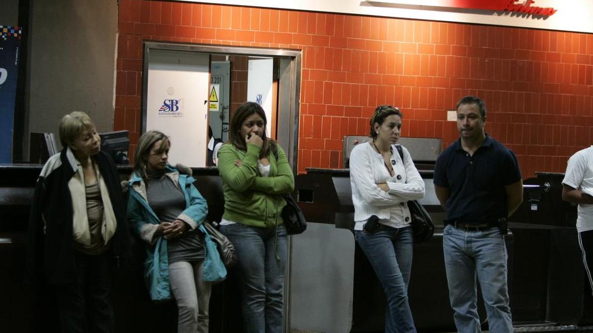 Los familiares de pasajeros frente a la aerolínea venezolana Santa Bárbara en el aeropuerto Simón Bolívar, cerca de Caracas.