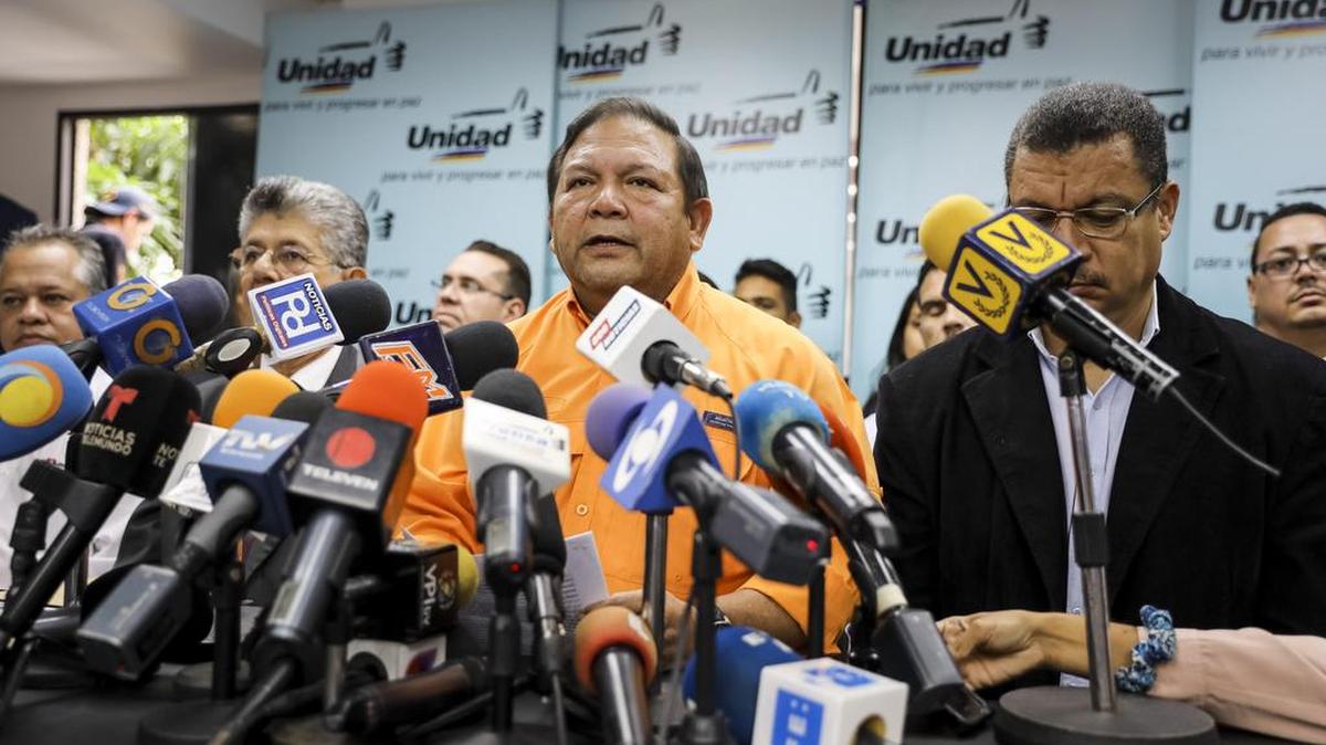 El dirigente opositor Andrés Velásquez anuncia el miércoles en Caracas que la Mesa de la Unidad Democrática (MUD) inscribirá candidatos para las próximas elecciones regionales, a celebrarse el 10 de diciembre de este año.