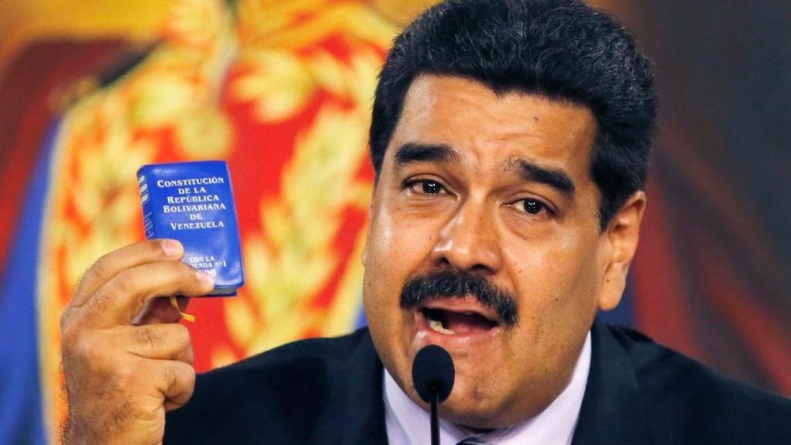 El gobernante Nicolás Maduro, quien en la foto aparece mostrando una copia de la Constitución de Venezuela, estaría ejerciendo ilegítimamente la presidencia según el mismo documento, el cual establece que la presidencia no puede ser ocupada por personas con doble nacionalidad. Un nuevo documento prueba que el mandatario porta la nacionalidad colombiana, al tiempo que nunca ha demostrado que nació en Venezuela pese a los reiterados cuestionamientos.