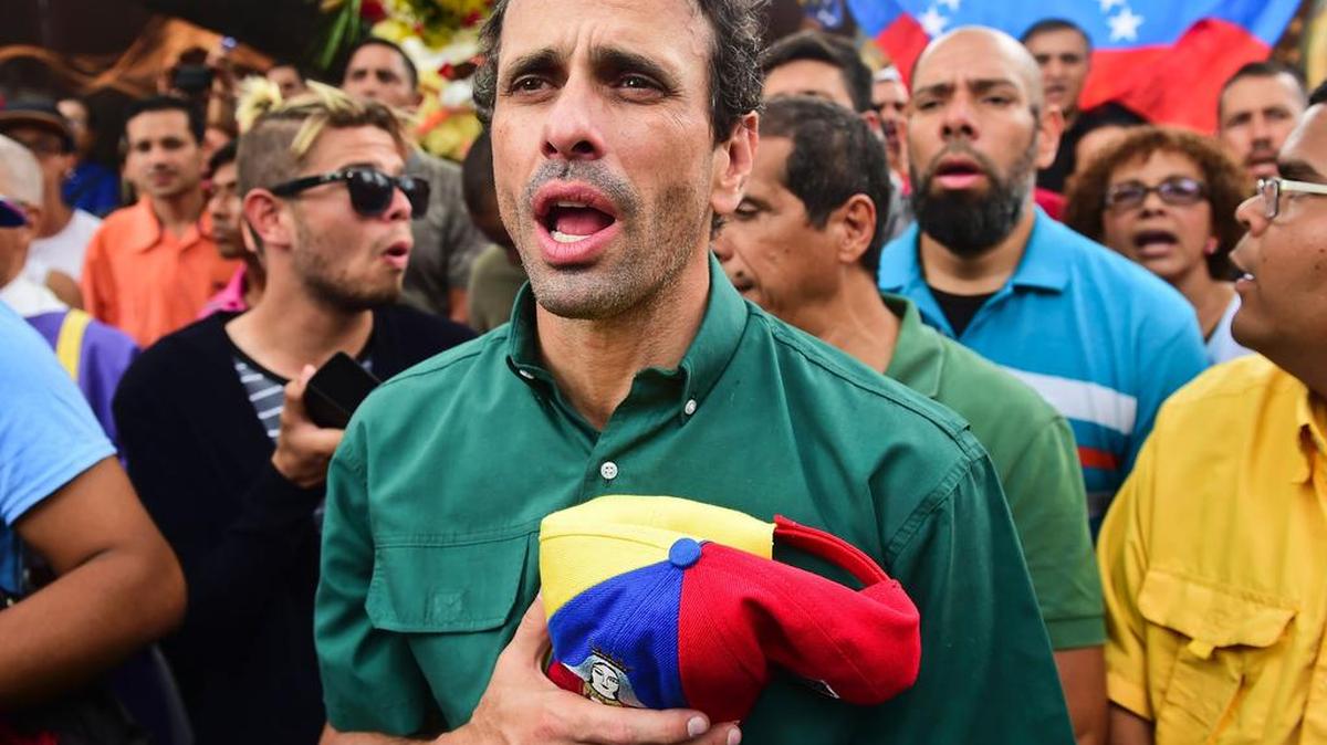 El líder opositor, Henrique Capriles, en una protesta en Caracas el 27 de abril de 2017.
