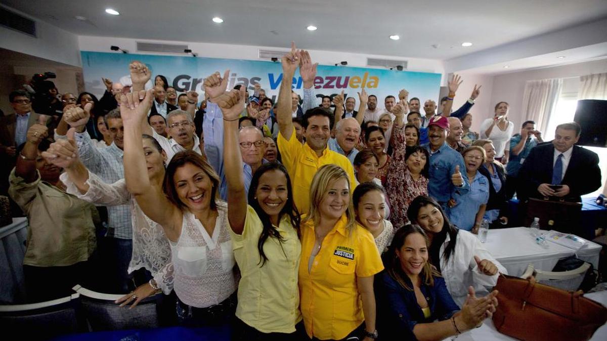 Los 112 diputados de la alianza Mesa de la Unidad Democrática (MUD) posan el viernes en Caracas.