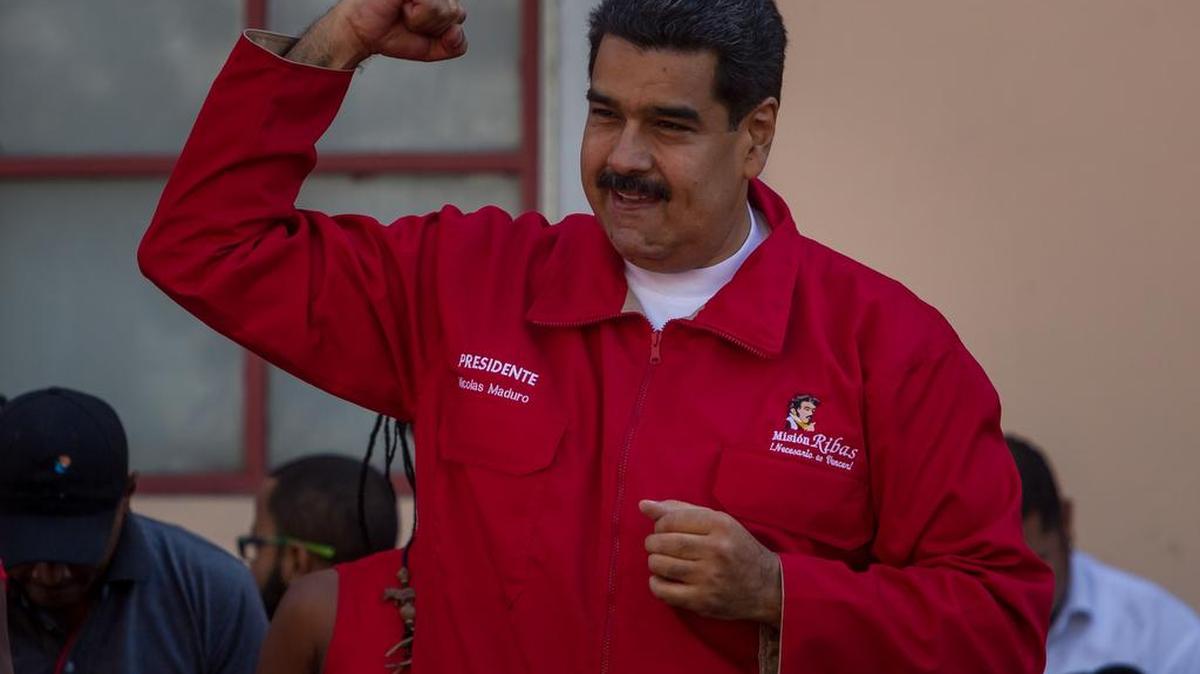 El presidente venezolano, Nicolás Maduro, recibe una marcha de trabajadores de la estatal Petróleos de Venezuela (PDVSA) en el Palacio de Miraflores hoy, martes 12 de enero de 2016, en Caracas (Venezuela).