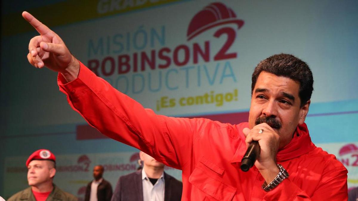 Fotografía cedida por la oficina de prensa del Palacio de Miraflores del presidente de Venezuela, Nicolás Maduro, durante un acto de gobierno junto a simpatizantes el domingo 2 de julio de 2017, en Caracas (Venezuela).