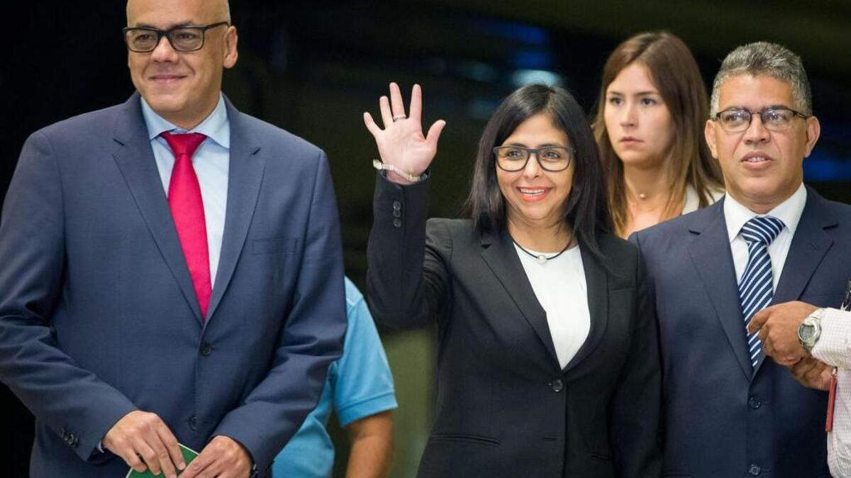 Los representastes del Gobierno venezolano, Jorge Rodríguez (i), Delcy Rodríguez (c) y Elías Jaua (d), asisten a la reunión entre Gobierno y oposición en Caracas (Venezuela).