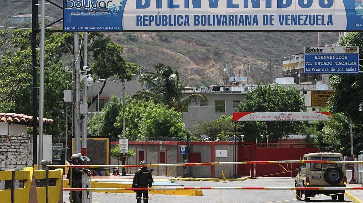 
Oficiales de la Guardia Nacional Bolivariana custodian la frontera colombo-venezolana el jueves 20 de agosto de 2015, en el puente internacional Simón Bolívar, límite entre Colombia y Venezuela entre las ciudades de San Antonio y Cúcuta (Colombia). 

