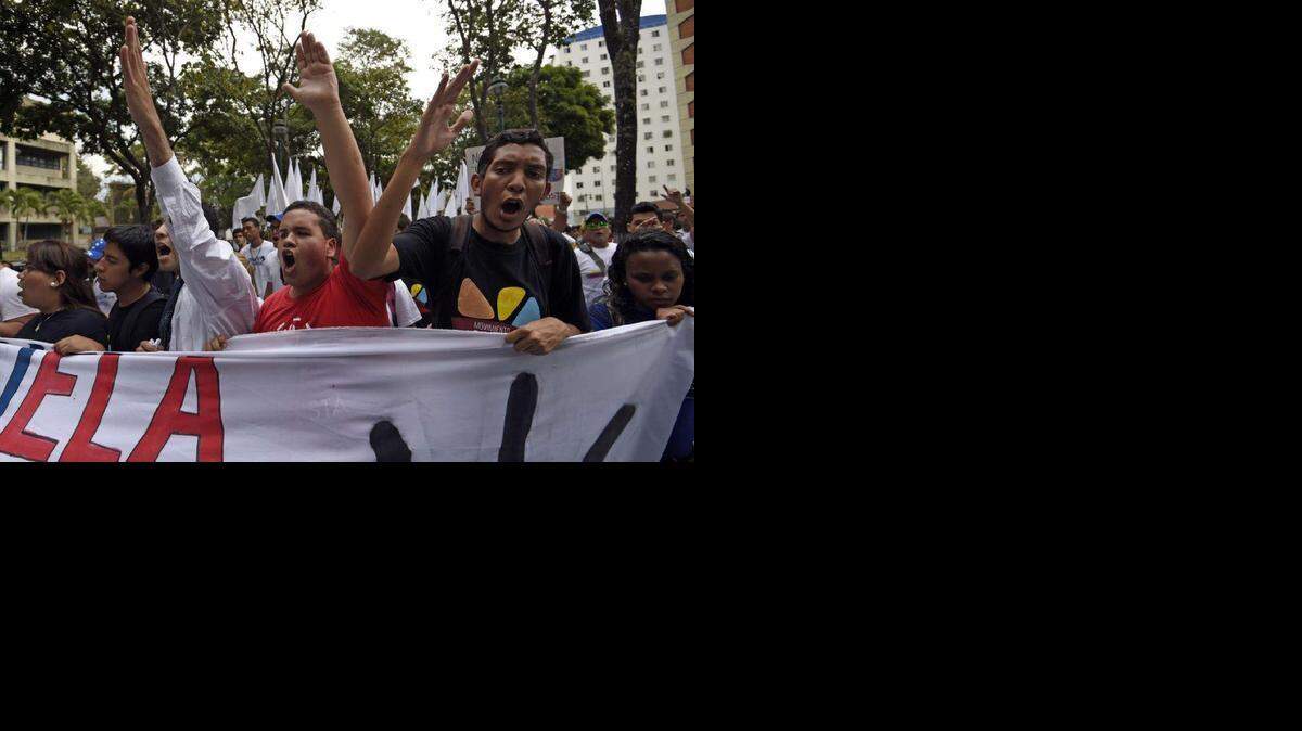 Opositores al gobierno del presidente Nicolás Maduro participan en un mitin en Caracas el 12 de febrero de 2015. Los estudiantes de la oposición marcharon el jueves 12 de febrero de 2015 en Caracas y otras ciudades venezolanas.