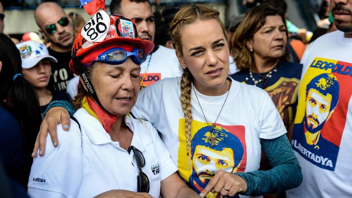 La esposa del líder de la oposición preso Leopoldo López, Lilian Tintori, se une a miles de activistas de la oposición que protestan contra el gobierno del presidente Nicolás Maduro por la carretera Francisco Fajardo en Caracas el 19 de junio de 2017.