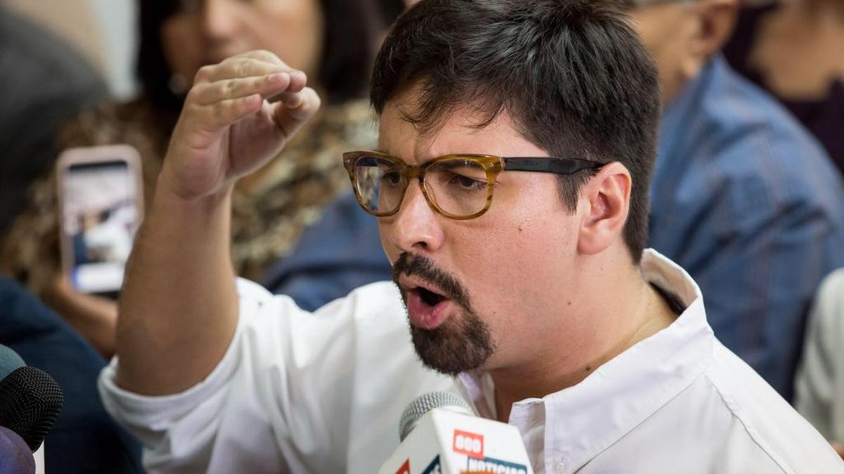 El coordinador encargado del partido político Voluntad Popular (VP), el diputado Freddy Guevara, ofrece una rueda de prensa, el miércoles 2 de noviembre de 2016, en Caracas (Venezuela).