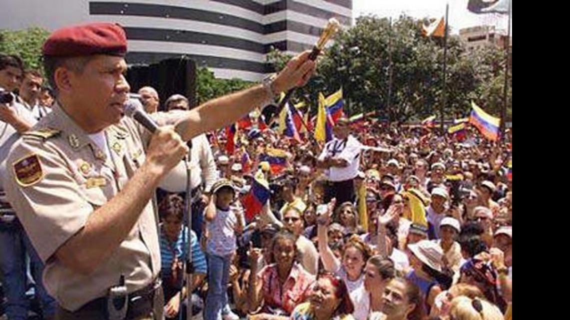 
General de División (GN) retirado Edgar Bolívar Ramírez, durante las manifestaciones de La Plaza Altamira. Bolívar lleva cerca de dos semanas esposado a una silla. Cortesía Venezuela Awareness.
