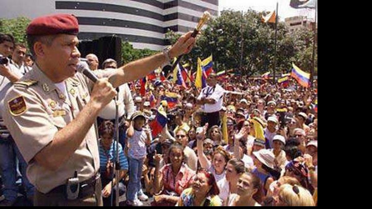 
General de División (GN) retirado Edgar Bolívar Ramírez, durante las manifestaciones de La Plaza Altamira. Bolívar lleva cerca de dos semanas esposado a una silla. Cortesía Venezuela Awareness.
