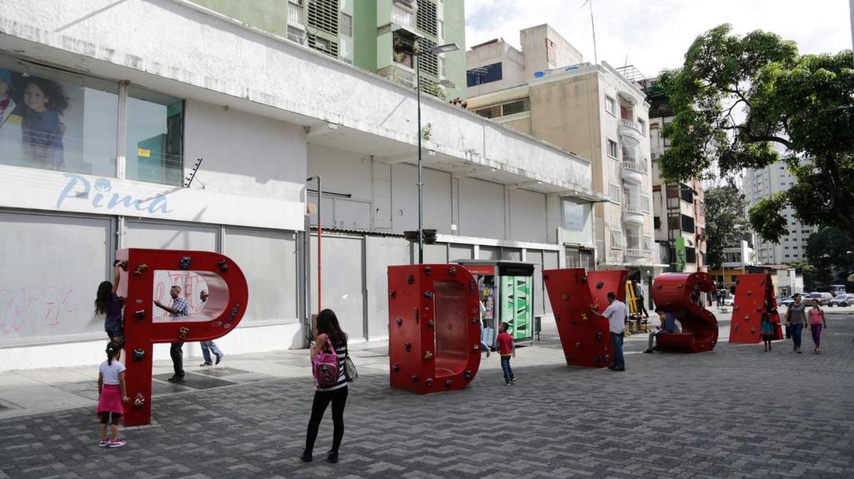 El logo de Petróleos de Venezuela SA (PDVSA) en una calle de Caracas.