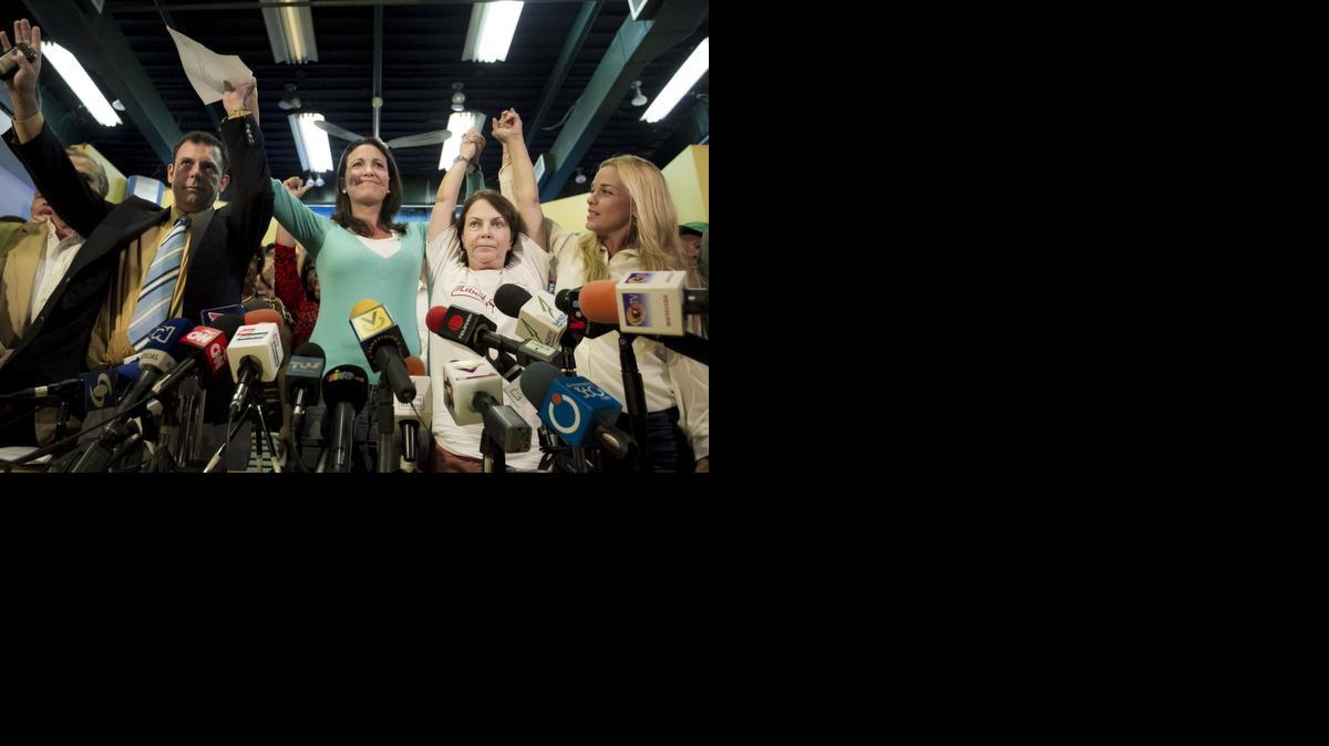 
De izquierda a derecha, el presidente del partido político Copei, Roberto Enríquez, la ex diputada María Corina Machado, Mitzy Capriles, esposa del alcalde mayor de Caracas Antonio Ledezma, y Lilian Tintori, esposa del líder político venezolano Leopoldo López, en una rueda de prensa, el lunes 23 de febrero en Caracas.
