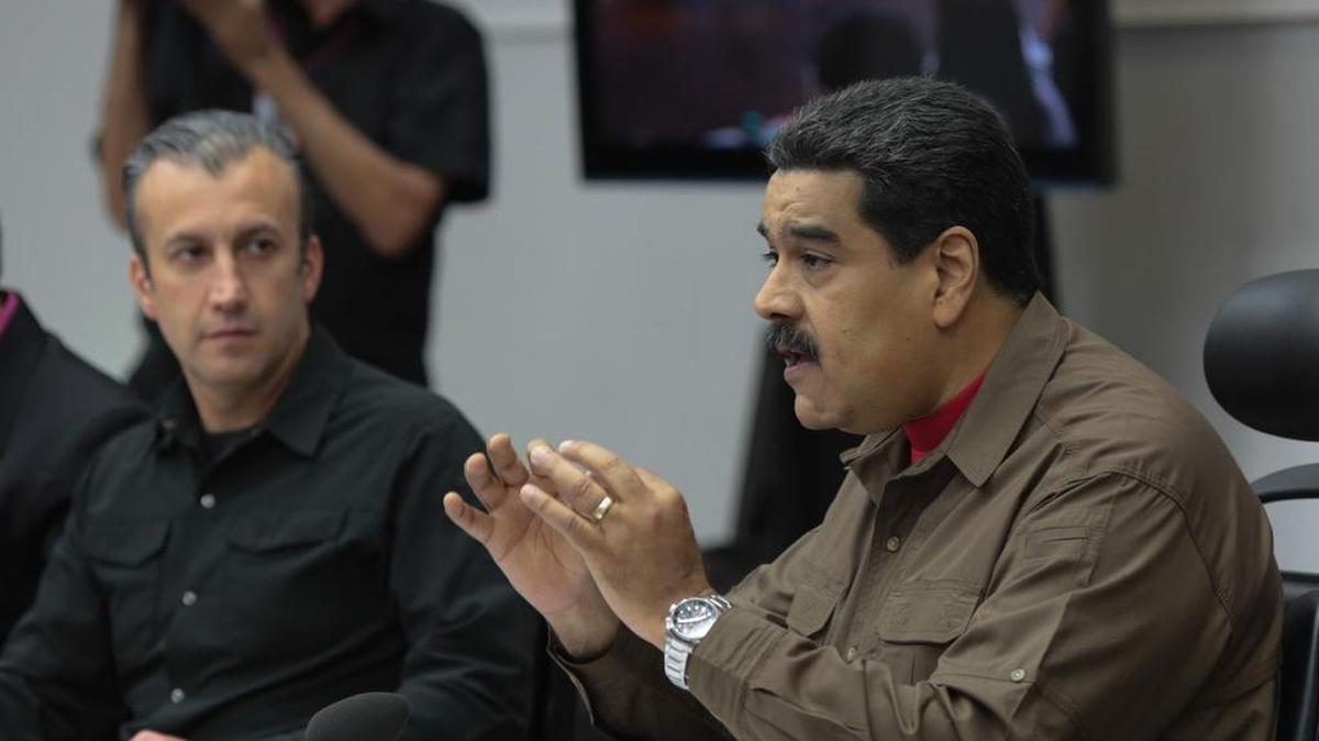 Fotografía cedida por prensa de Miraflores del presidente venezolano, Nicolás Maduro (d), quien participa en un consejo de ministros el 5 de enero del 2018, en Caracas (Venezuela).