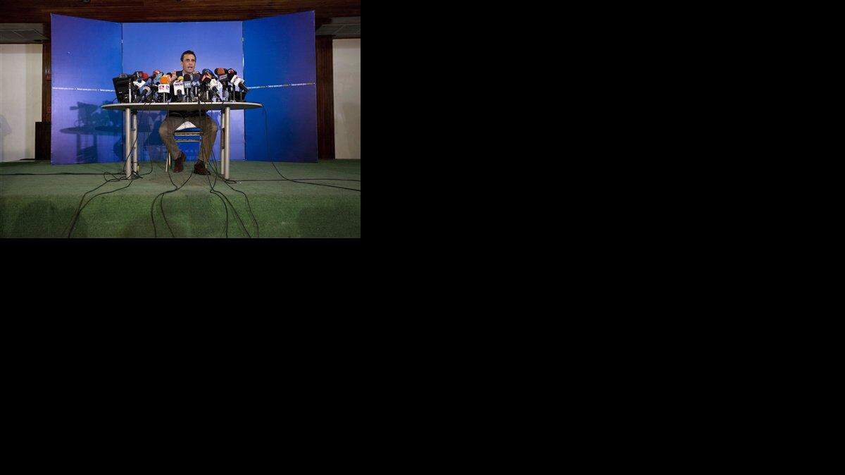 El líder opositor venezolano Henrique Capriles habla en una rueda de prensa en Caracas, Venezuela, el miércoles 14 de enero de 2015. Capriles anunció que la oposición prepara una serie de movilizaciones en todo el país para presionar al gobierno a que tome medidas para superar la crisis e impulsar el cambio del modelo socialista.