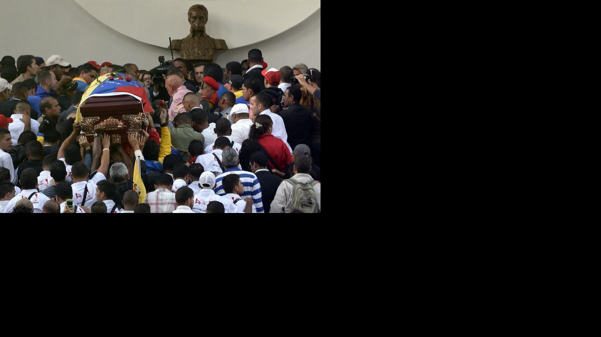 
Una multitud lleva en hombros el féretro del asesinado diputado chavista Robert Serra a la Asamblea Nacional, en Caracas, Venezuela. 
