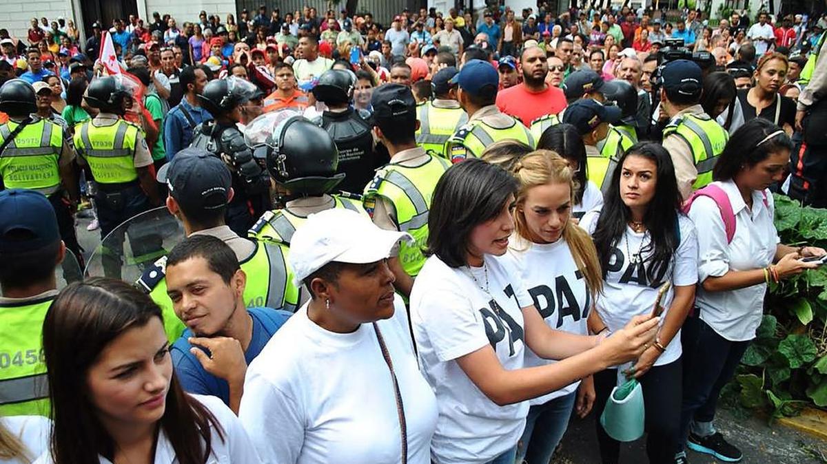 Lilian Tintori también dijo que la oposición de Venezuela vive “un atropello diario constante”.