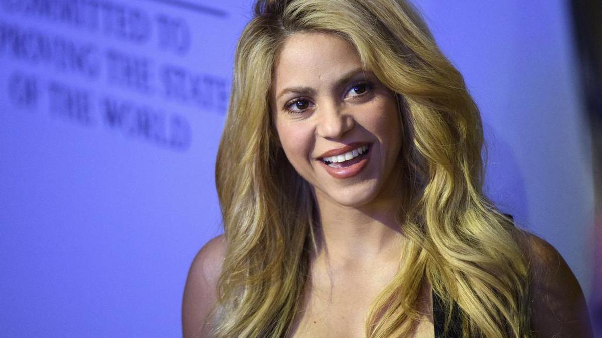 La cantante colombiana Shakira sonríe después de recibir un premio, durante la ceremonia de "Crystal Awards" en Davos, Suiza, el 16 de enero de 2017. Foto de archivo.
