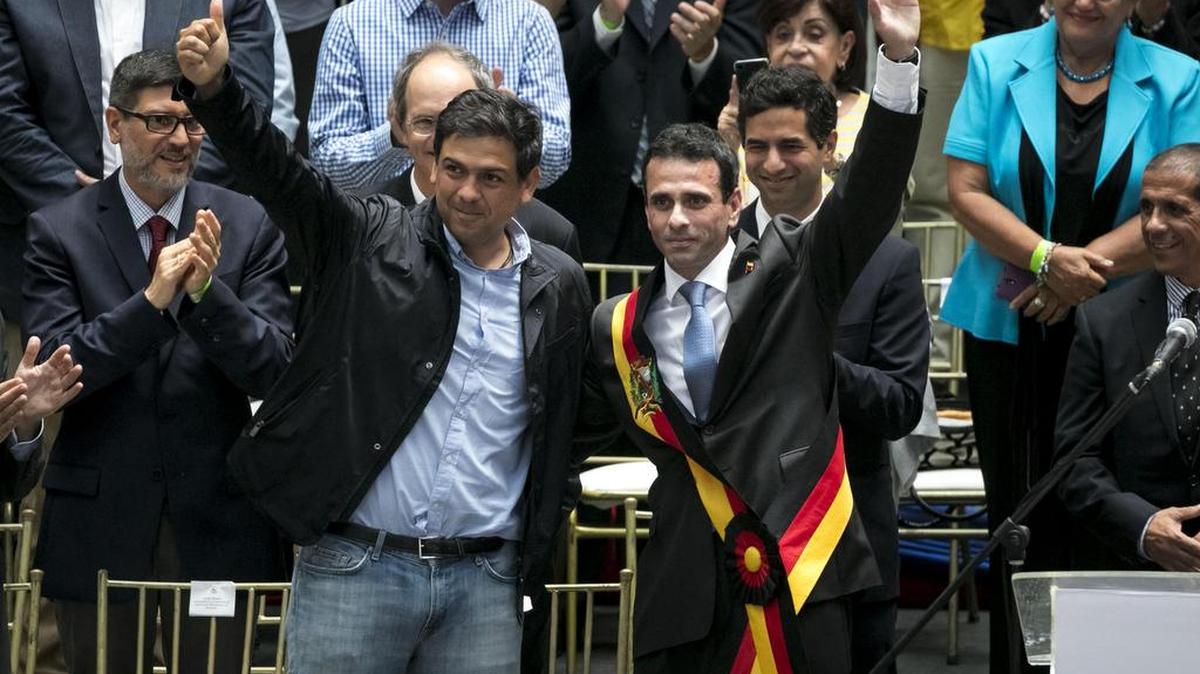 El gobernador del estado venezolano de Miranda, el opositor Henrique Capriles (der.) junto a Carlos Ocariz participan en un acto politico el miércoles 11 de octubre de 2017, en Caracas, Venezuela. Capriles se despidió hoy de la administración pública, cuatro días antes de que se celebren unos comicios de gobernadores, en los que no pudo aspirar a la reelección por ser inhabilitado para ejercer cargos de elección popular.