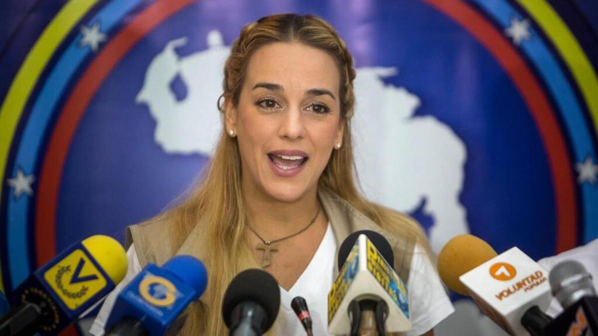 Lilian Tintori, esposa del opositor preso Leopoldo López, habla en una conferencia de prensa sobre la campaña Rescate Venezuela con la que pretende recolectar insumos médicos, el martes 9 de agosto del 2016, en la ciudad de Caracas (Venezuela).