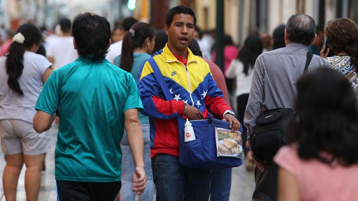 Fotografía del 11 de abril de 2017 de un inmigrante venezolano vendiendo arepas por el jirón de la unión del centro histórico de Lima (Perú). Las arepas y la tizana de Venezuela son la última sensación en las calles de Lima, considerada la capital gastronómica de Latinoamérica.