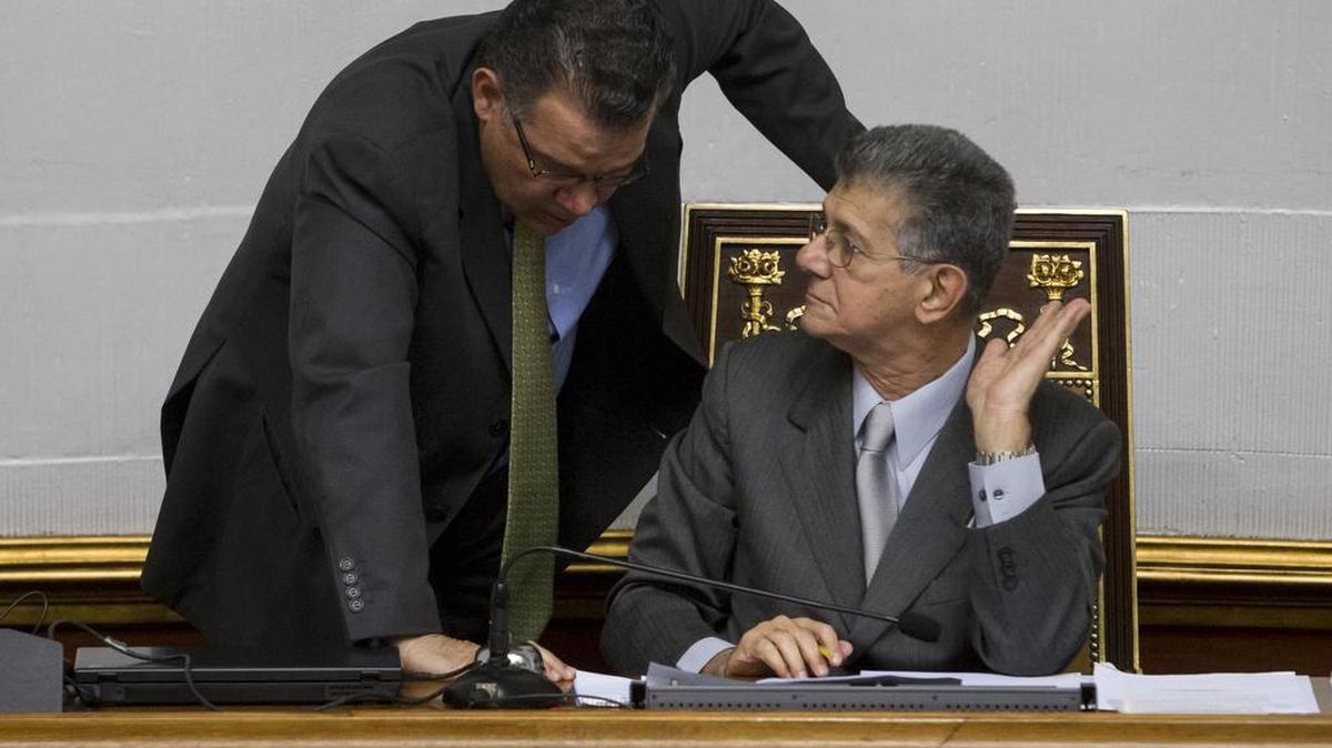 El presidente de la Asamblea Nacional (AN, unicameral), Henry Ramos Allup (d), habla con el vicepresidente del organismo, Enrique Márquez, en la sesión el jueves 14 de enero del 2016, en Caracas (Venezuela).