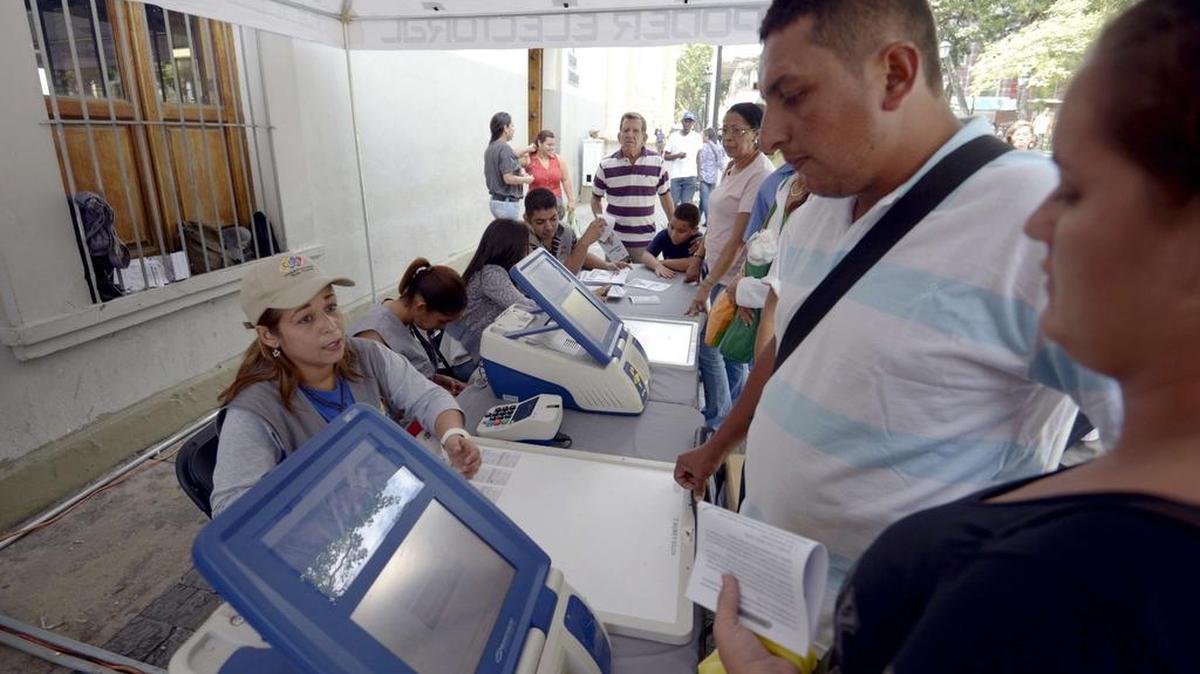 Venezolanos aprenden como votar en una máquina electorales en Caracas el 13 de noviembre de 2015, antes de las elecciones parlamentarias del 6 de diciembre.