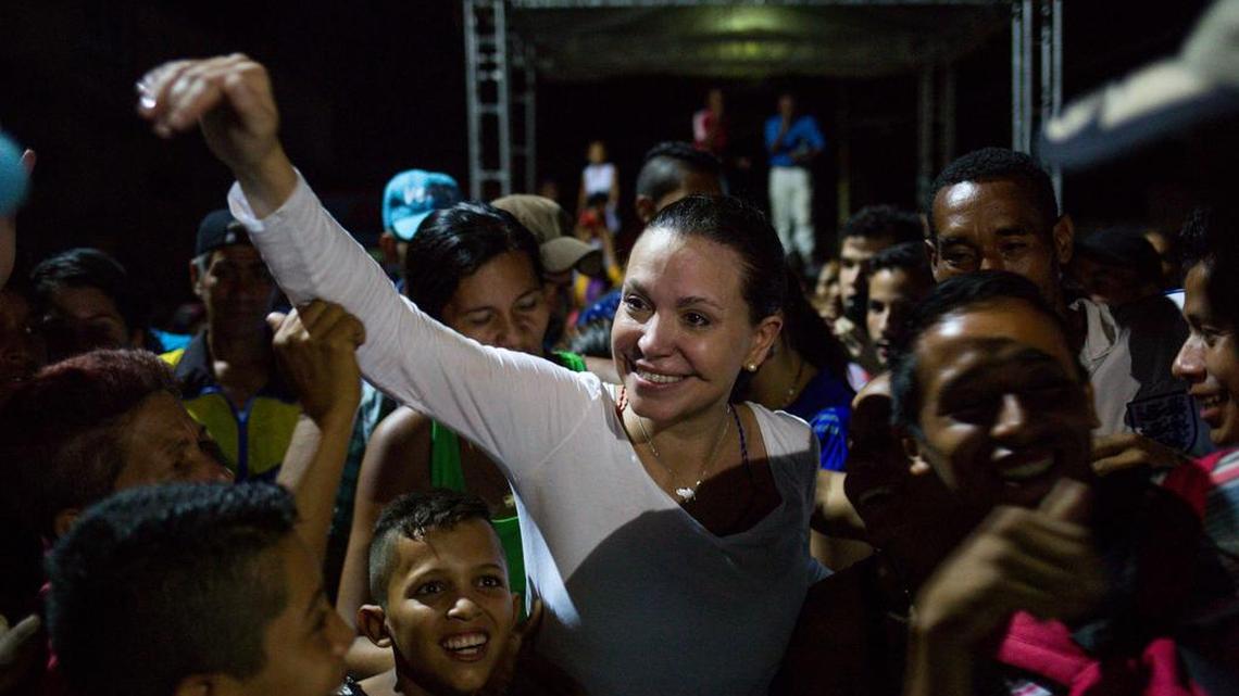 Fotografía del 10 de mayo de 2018 de la dirigente opositora María Corina Machado (c) durante un mitin político en Maturín, estado Monagas (noreste de Venezuela). Mientras una atípica campaña presidencial se acerca a su cénit en Venezuela otro mensaje no electoral franquea el país petrolero por estos días: el de la renuncia forzada del jefe del Estado y candidato a la reelección este 20 de mayo, Nicolás Maduro.