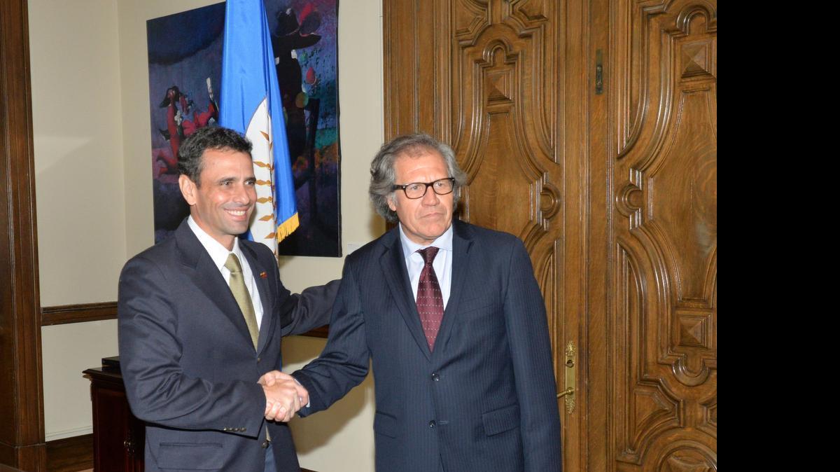 
El dos veces candidato presidencial de la oposición venezolana Henrique Capriles (izq.) se reunió el lunes con el secretario general de la OEA, Luis Almagro, donde destacó la necesidad de que designe observadores para las elecciones legislativas de diciembre.

