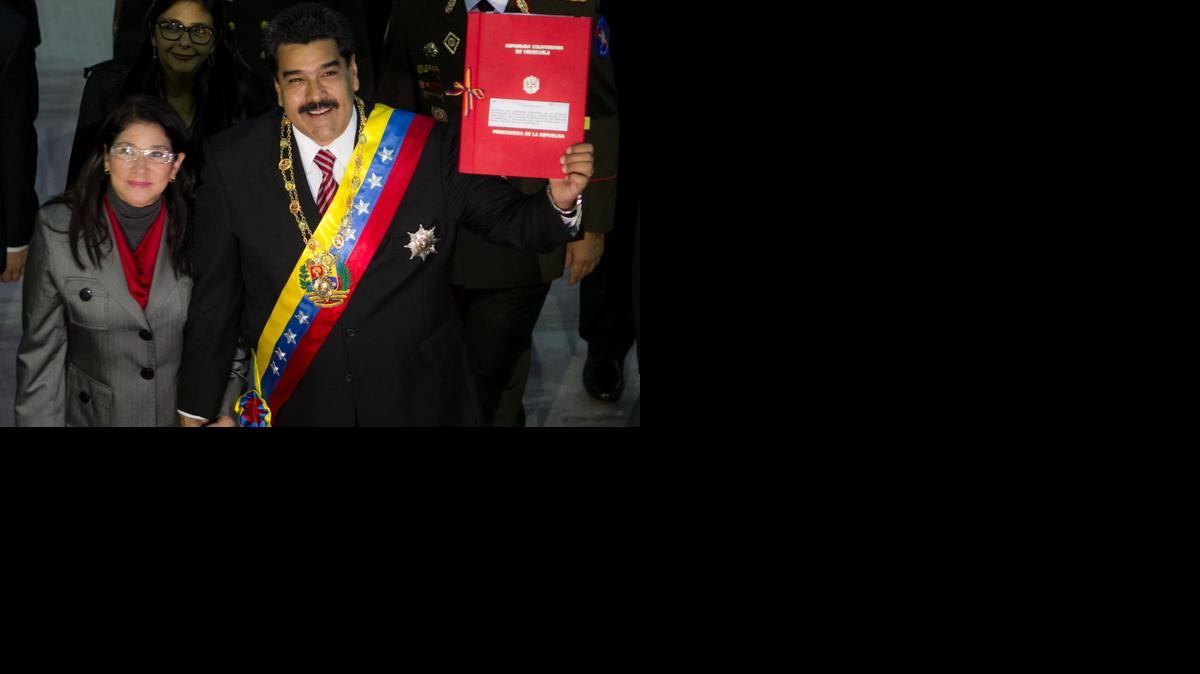
El presidente venezolano, Nicolás Maduro, acompañado de su esposa Cilia Flores, llega el martes 10 de marzo de 2015, para ofrecer un discurso ante la Asamblea Nacional (AN, Parlamento), en Caracas (Venezuela). 
