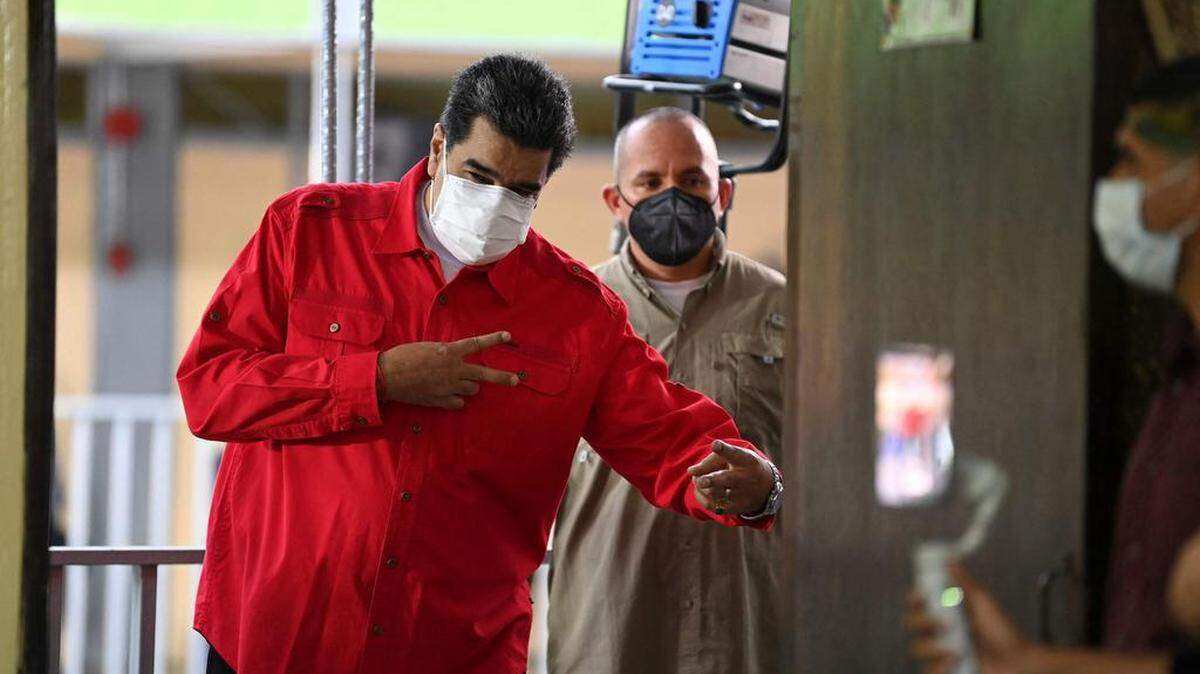 El presidente venezolano Nicolás Maduro hace gestos mientras asistía a emitir su voto en un colegio electoral de Caracas, el 21 de noviembre de 2021.